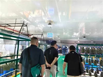 캐나다 고객이 파트너십 강화를 위해 생산 시설을 방문했습니다.